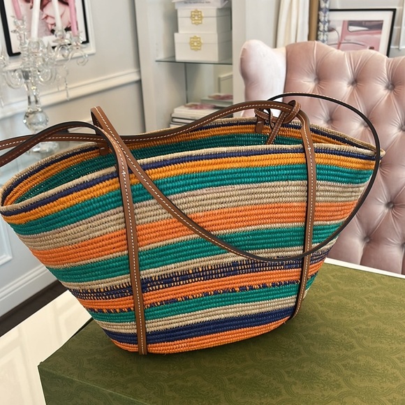 NWT AUTHENTIC GUCCI TOTE BAG WITH ROUND INTERLOCKING G - Picture 14 of 17